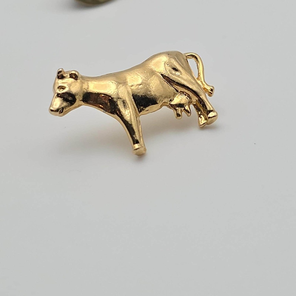 Vintage Cow Cattle Pin Brooch Tie Tack Lapel Pin Farm Ranch Beef Gold Tone .5"